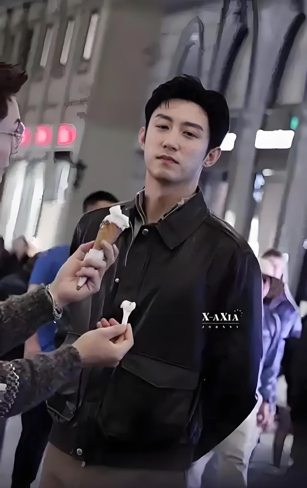 陈伟霆试图喂黄景瑜冰淇淋却被拒？2025年11月，陈伟霆与黄景瑜在录制《现在