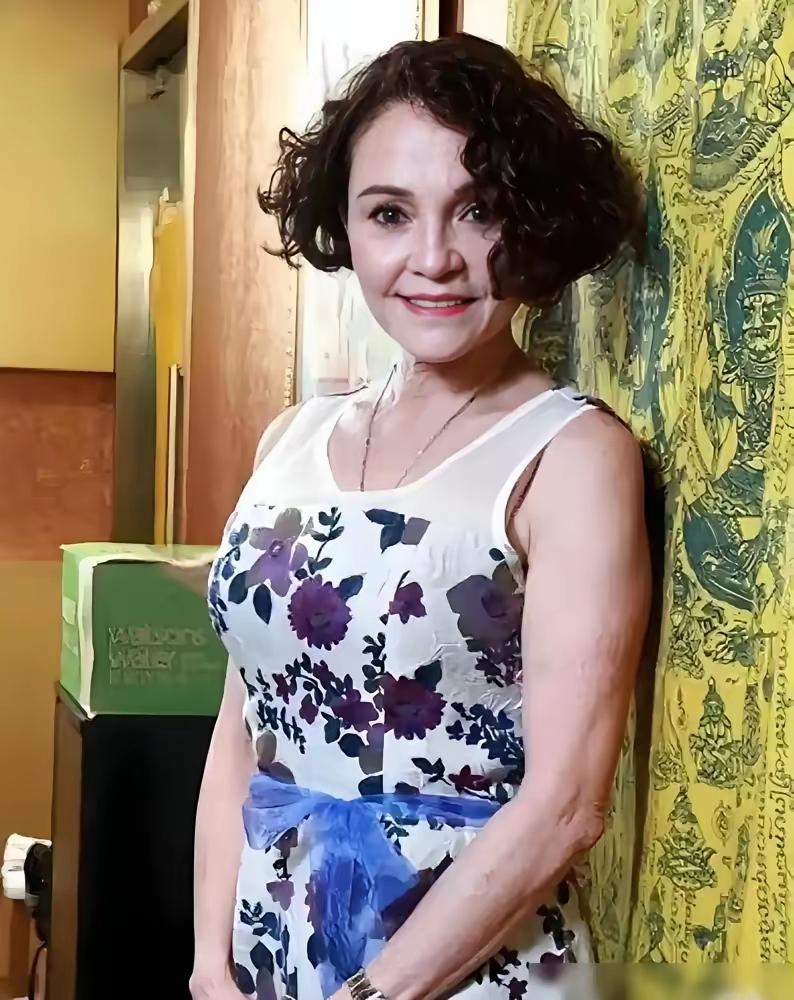 谁也想不到，张柏芝母亲戴莎莉已经68岁，如今靠开网约车维持生活。她这一生感情