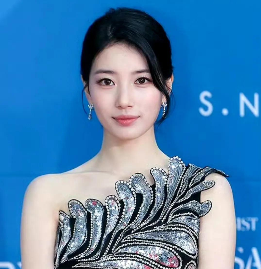 韩国明星化妆是不是都很省口红？这妆容看起来也太白开水了，本身五官就不是特别立体的