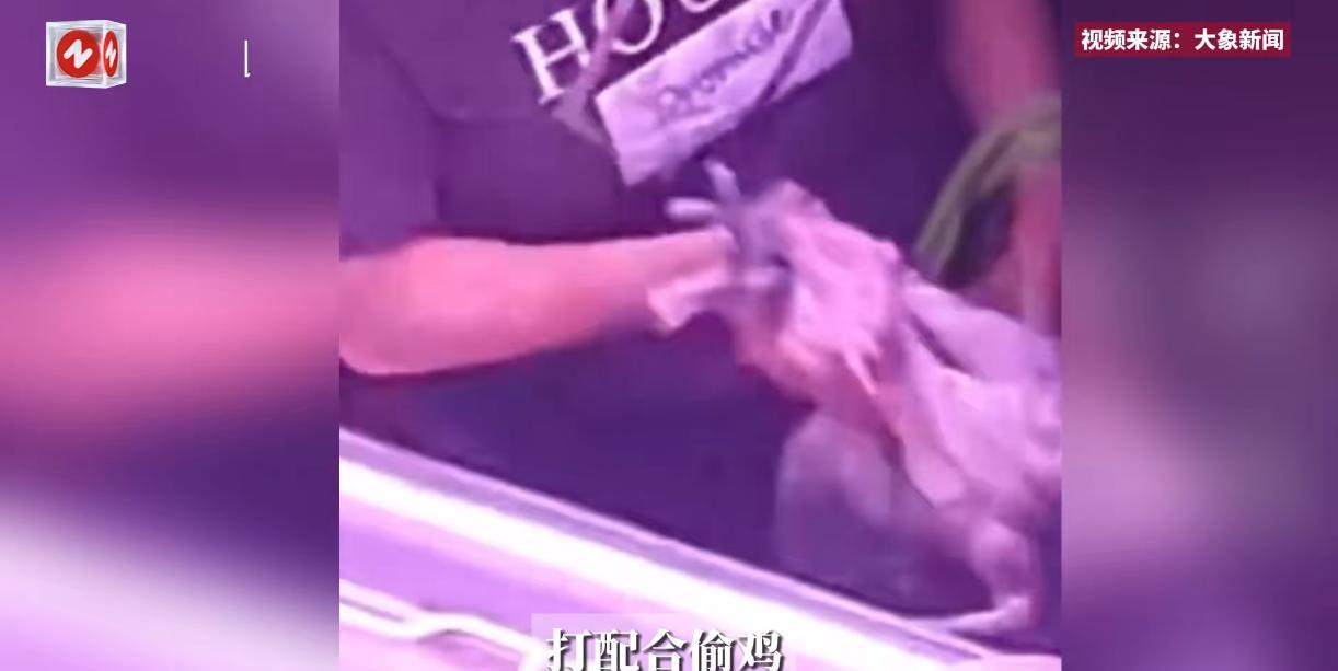 “必须严惩！”9月21日，山东泰安，一位老人趁着商店里人多忙不过来，竟然和另一位