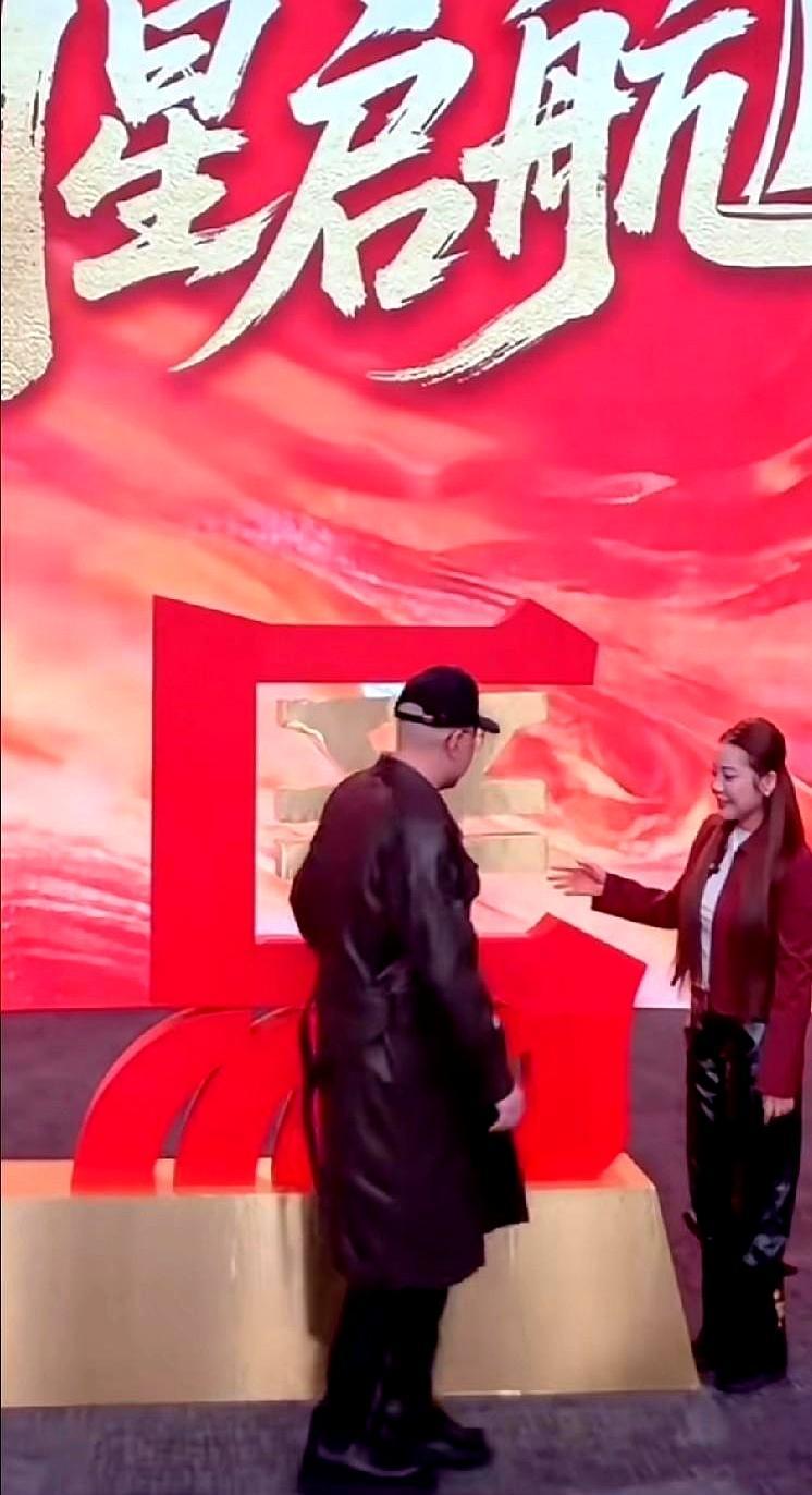 大年初八开工，快手主播蛋蛋发红包，员工现场拆开，里面竟然是空的。她身后就是