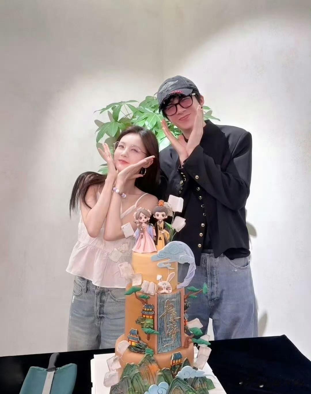 7月24日，刘宇宁李一桐《书卷一梦》答谢宴，到场的全是领导ceo，两人站在一众大