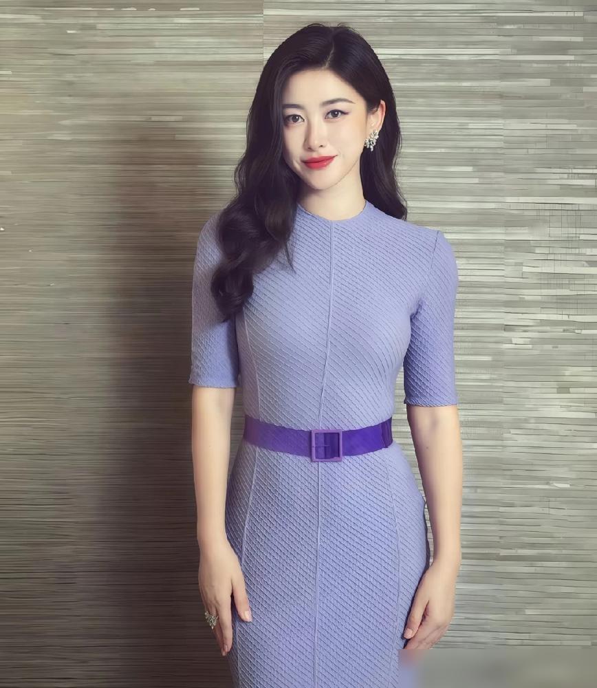 别再吹朱珠的风情万种了，那根本不是武器，只是刀鞘。你看《精英律师》那场仗。蓝