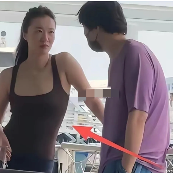 王传君老婆居然是她素颜健身照曝光，这身材和气场太绝了！近日，一组王传君和他