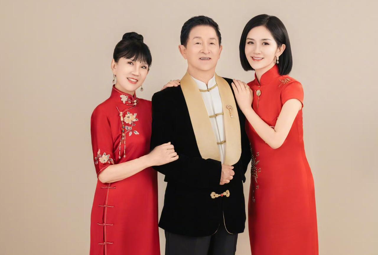 谢娜晒出全家福照片，她和她妈妈真的太像了！感觉谢娜老了的样子，就是她妈妈现在的样