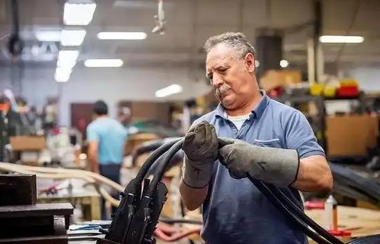 德国工厂为什么可以让工人一辈子在同一家工厂干到退休？工人为什么自己也愿意？说一个