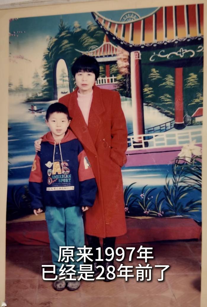 真的不敢想象，他妈妈生前那么善良，居然遭人谋害，后被埋在工作楼上的花坛里，她心心