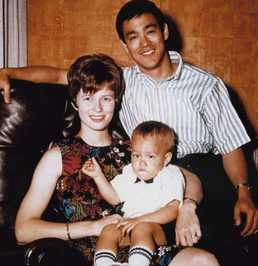 李小龙刚去世后，他的徒弟汤姆就火速和自己的新婚妻子离婚，去追求自己的师娘琳达。琳