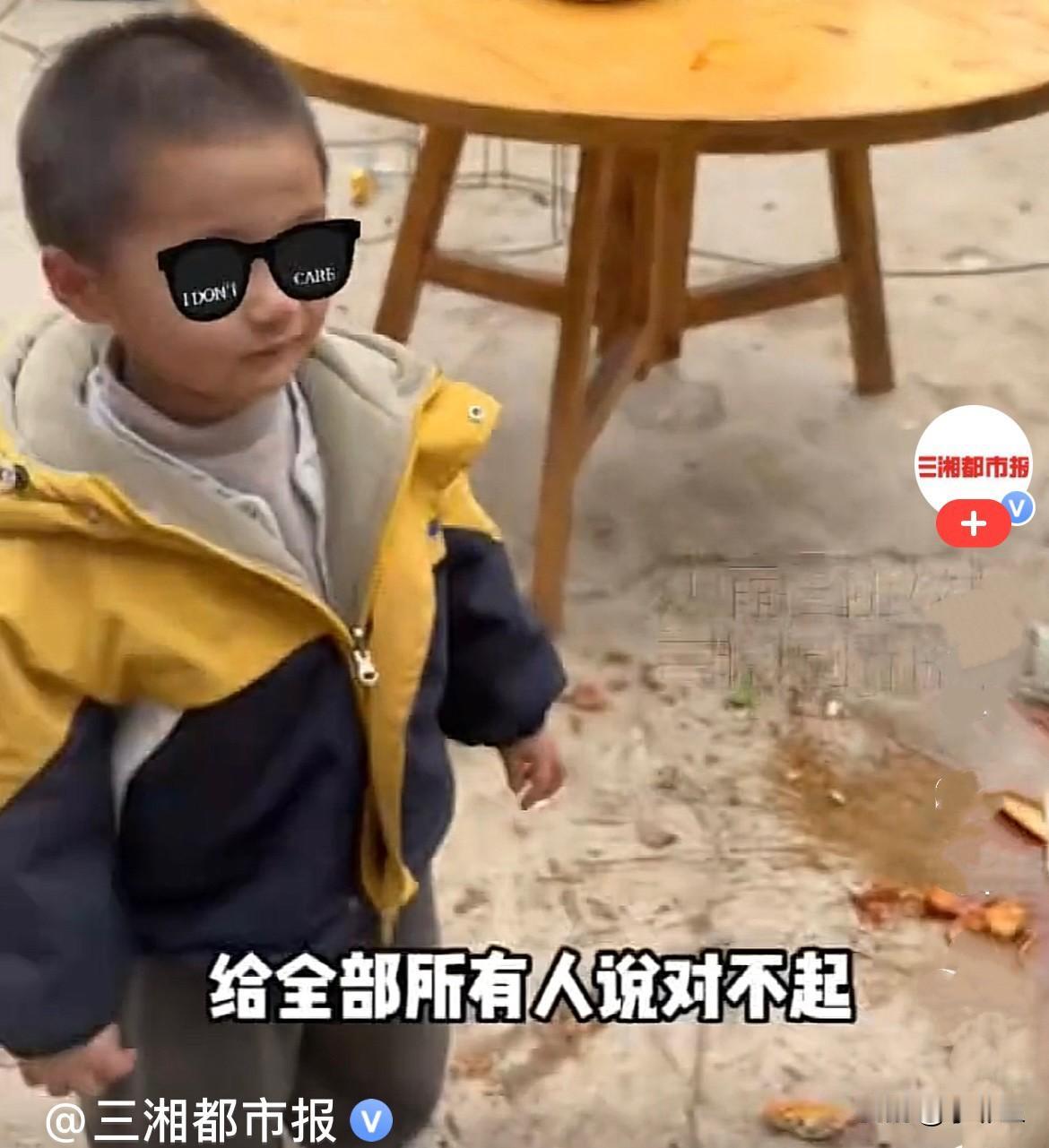 近日，四川雅安一对夫妻带着四、五岁的儿子去农村吃席，人很多好热闹，席间孩子不小心