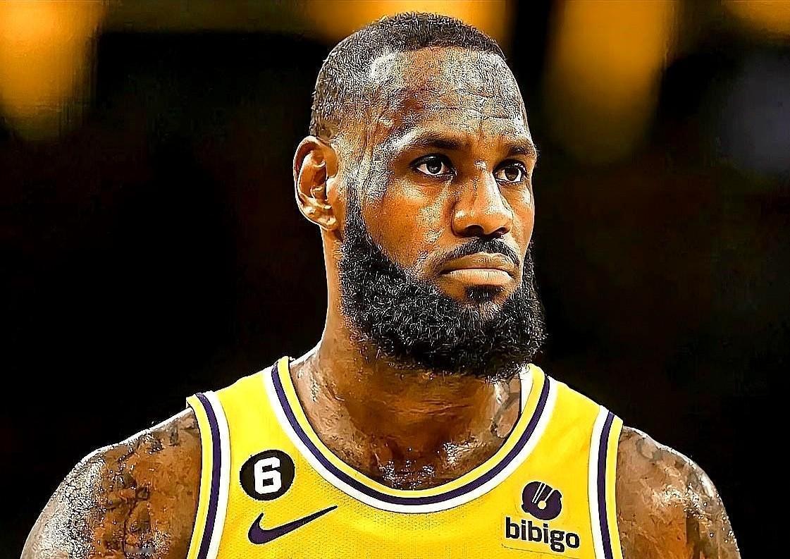 凌晨三点，科比打来电话：“训练馆，现在。”夸梅·布朗跌跌撞撞赶到时，科比已经浑