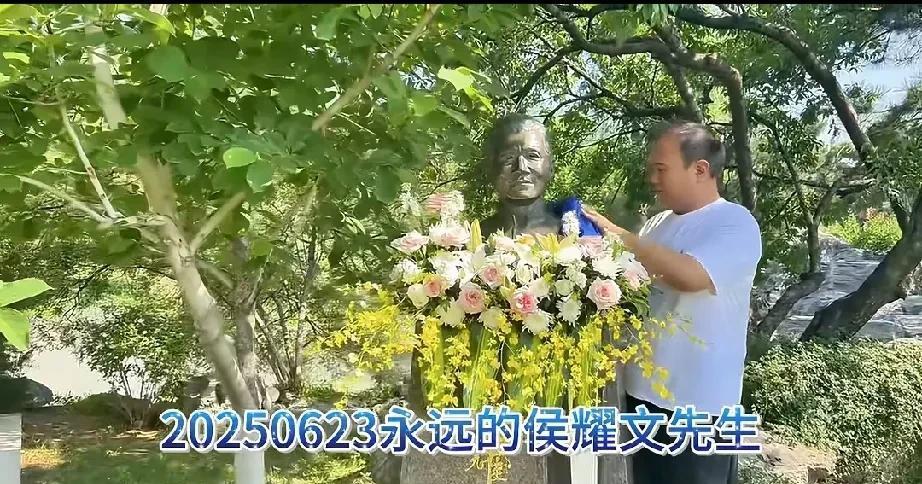 今天是侯耀文的忌日，很多人发文发视频纪念他，也有好多人专程去他的墓前祭拜。有的人