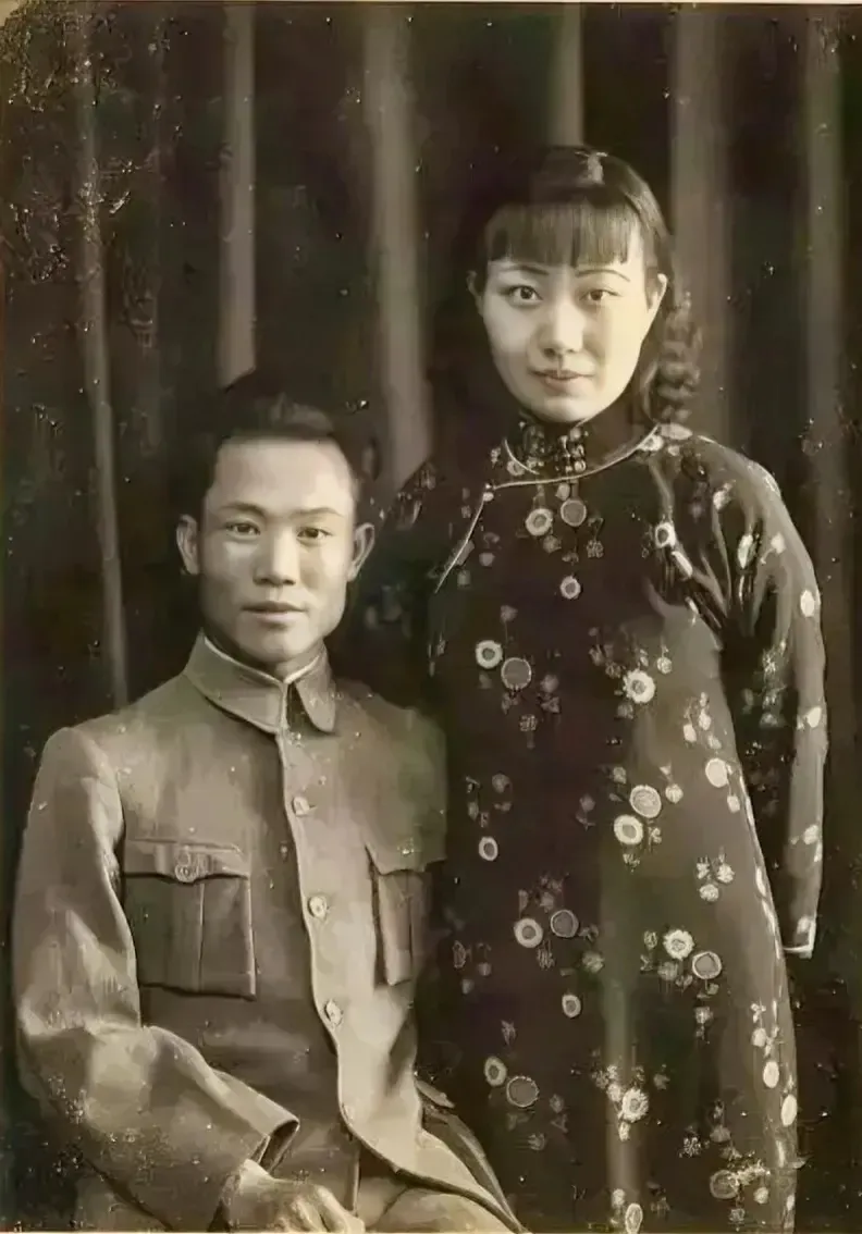 1925年，陈诚回家，妻子想与他同房，谁知刚上床就被陈诚一脚踢开。妻子心寒不已，