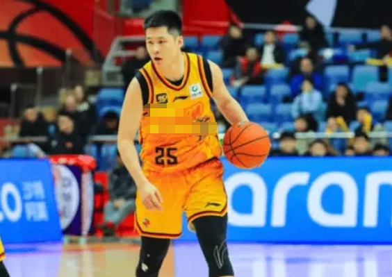 CBA这个夏天首笔球员交易产生，媒体人：传上海队与江苏队完成了球员互换。上海