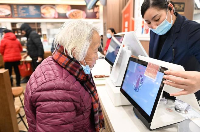 为什么建议大家尽量使用现金支付？原因很现实，银行人告诉你答案一提到现金，很多