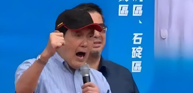 马英九在19日的集会上挥舞着拳头愤怒的表示很不理解：为什么我在任时两岸关系这么好