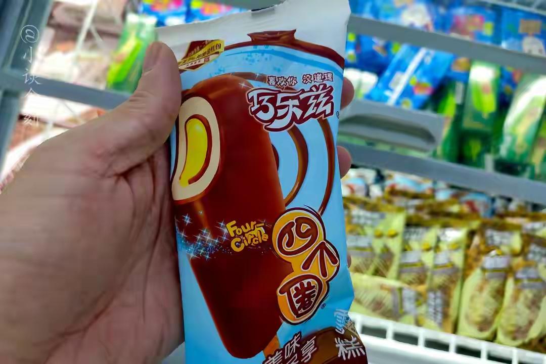 今天中午我买了一根雪糕，这是今年夏天我第一次吃雪糕。年轻那会儿，夏天我也是冰棍
