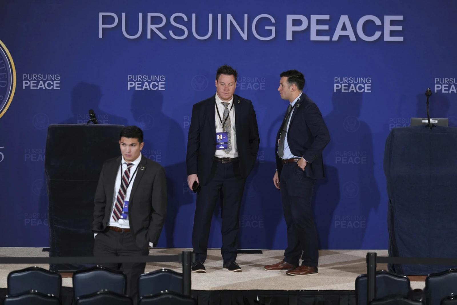 【俄美峰会更新：特朗普在空军一号上等待普京专机】（CNN）最新消息：普京抵达阿