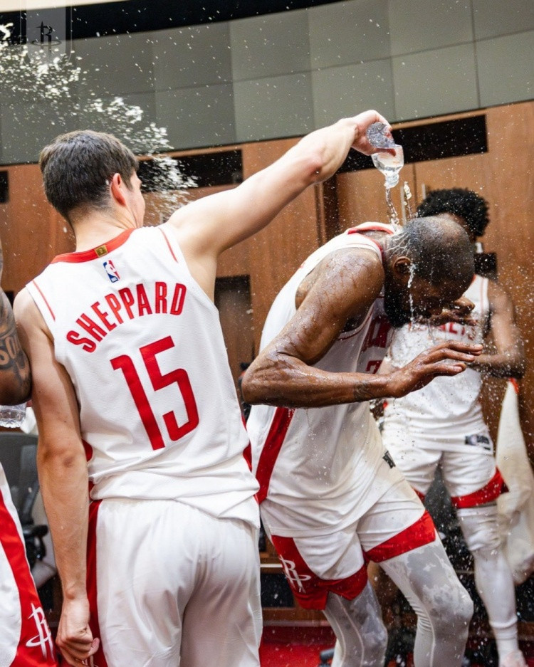 前两场季后赛当中，湖人队一旦看到谢泼德上场，那么他们的后卫斯玛特、肯纳德就专去抓