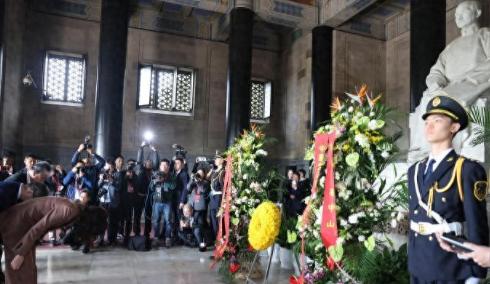 估计很多人都不明白：郑丽文本来先落地的上海，下了飞机就去了南京，然后又从南京返回