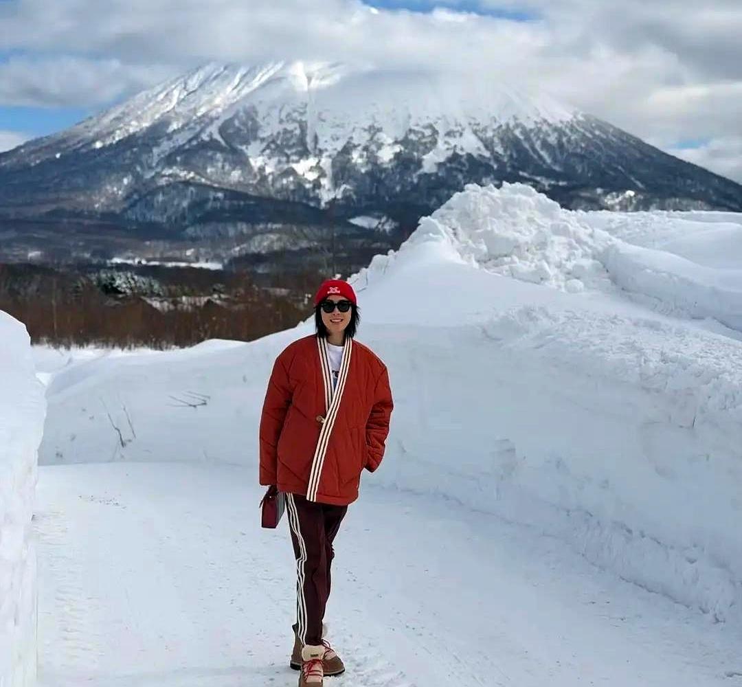 梁朝伟在日本又被拍了，对着镜头一脸社恐，转头看见刘嘉玲，嘴角才偷偷扬了一下。