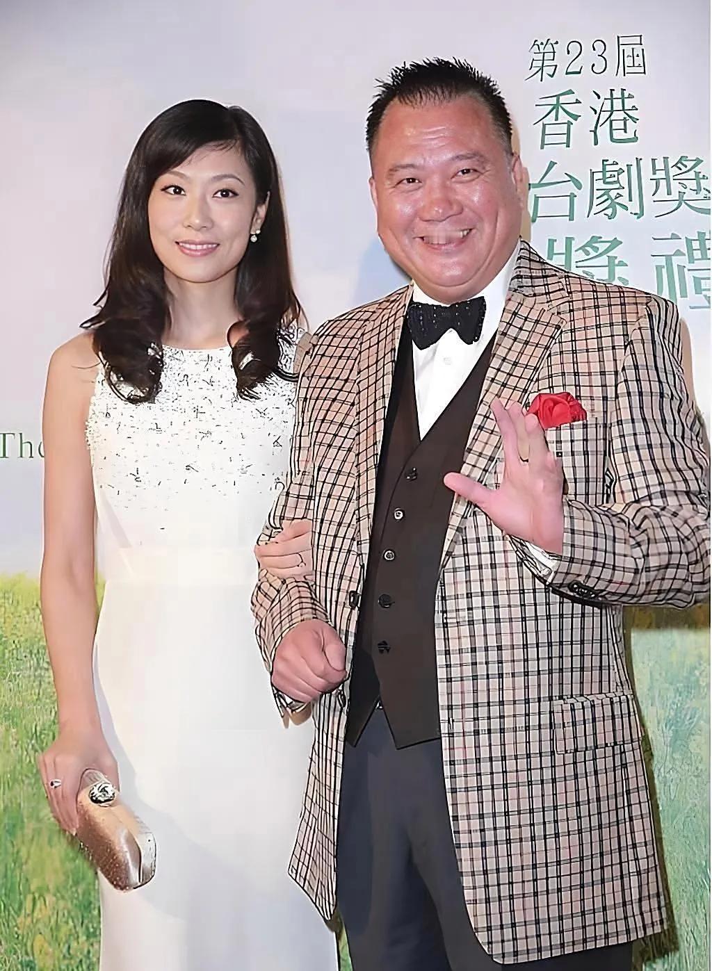 有一说一，万梓良现任妻子跟恬妞真没法比。图片是大哥万梓良同现任妻子郭明黎的合