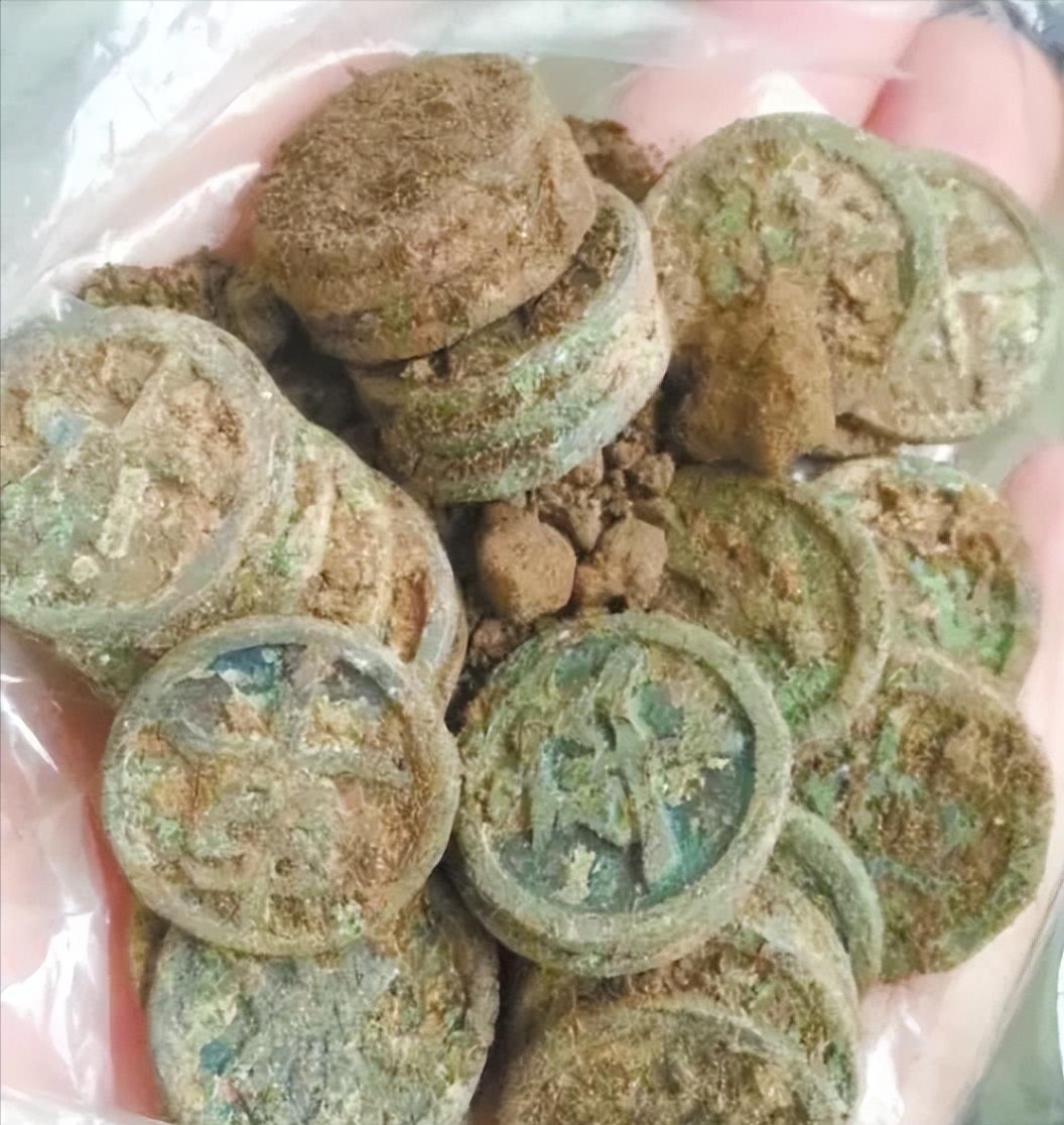 2017年，四川成都，考古专家在一座古墓中出土了一副铜象棋，在整理的时候，他们突