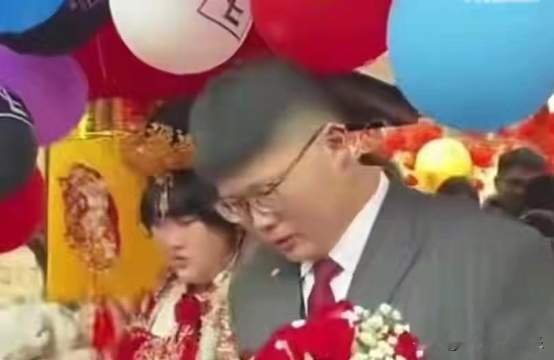 我把大衣哥女婿照片发给我妈看，我妈说这女婿一看就是狠人，大婚当天没有一点笑容，愁