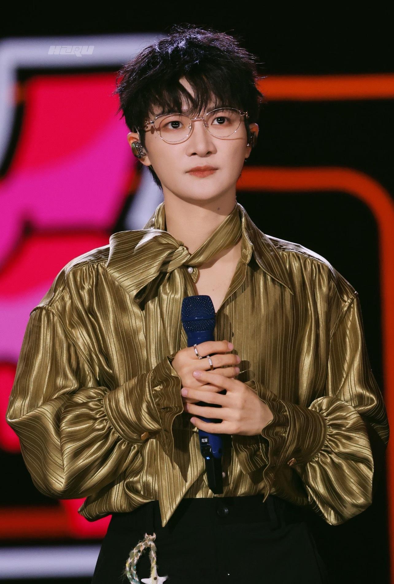 此次事件折射出大众对声乐表演的两大认知误区：一是将编曲调整归咎于歌手个人，二是混