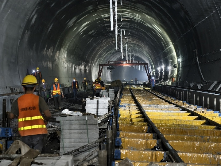 毫米级精度筑造高铁底盘! 盘兴铁路无砟道床施工冲刺收官