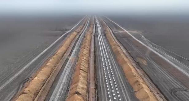 乌克兰扎波罗热方向出现了乌军新型工程防御工事的直观实例，其形态与人们早已见惯的战