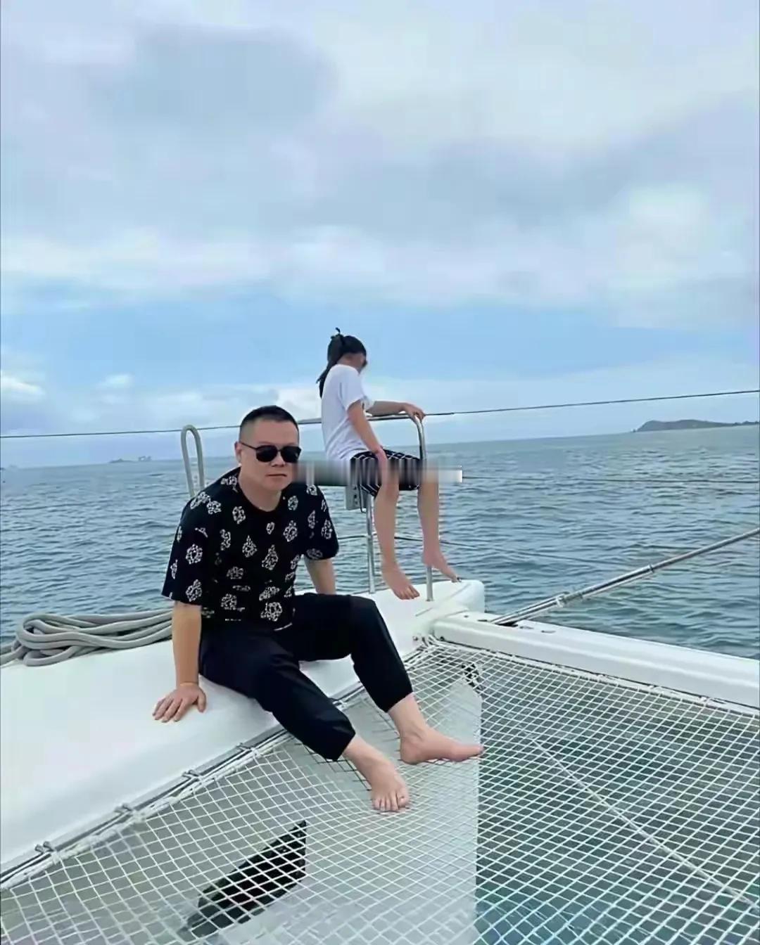 岳云鹏带全家坐游艇游玩，真是靠一己之力让全家过上好日子​​​