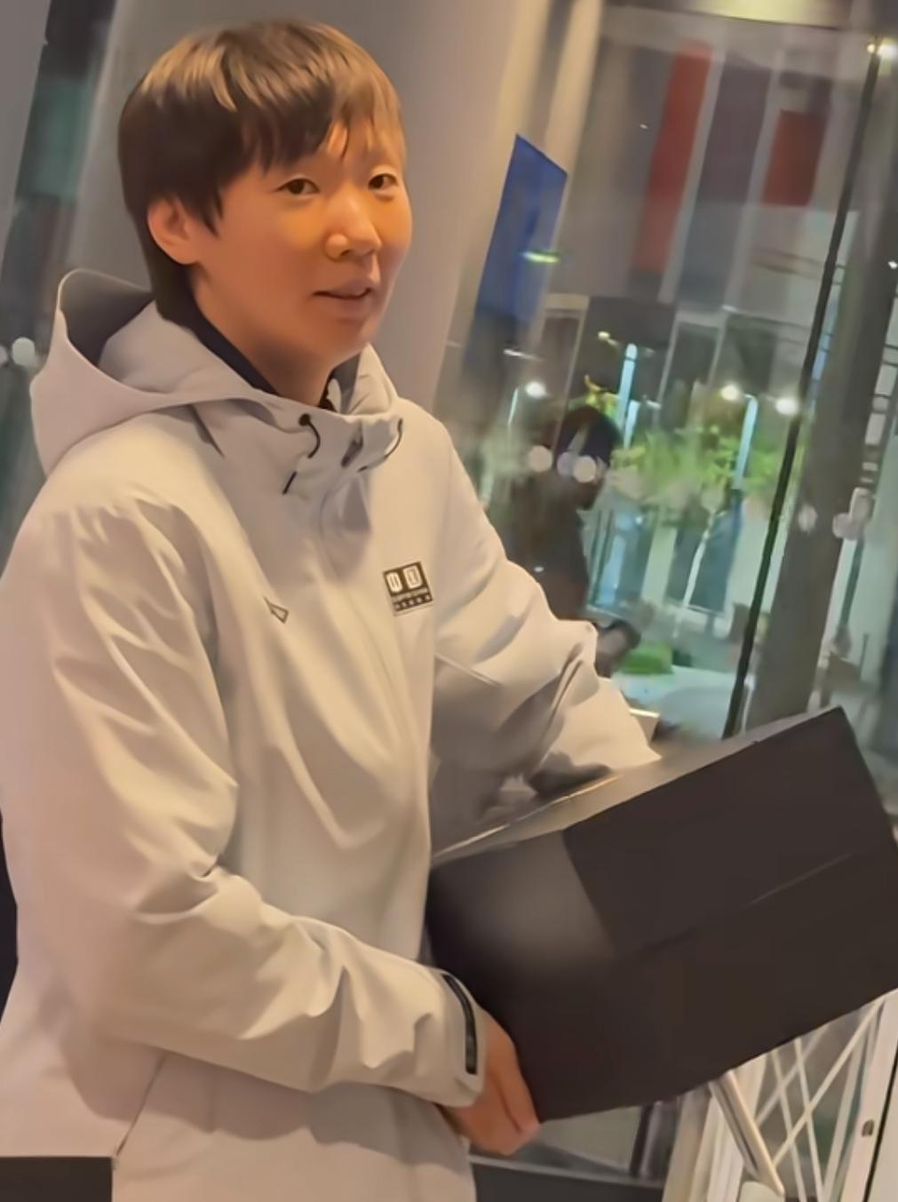 曼昱夺得瑞典大满贯女单冠军后心情不错，与小石头抱着奖杯等电梯时身边有球迷在恭喜曼