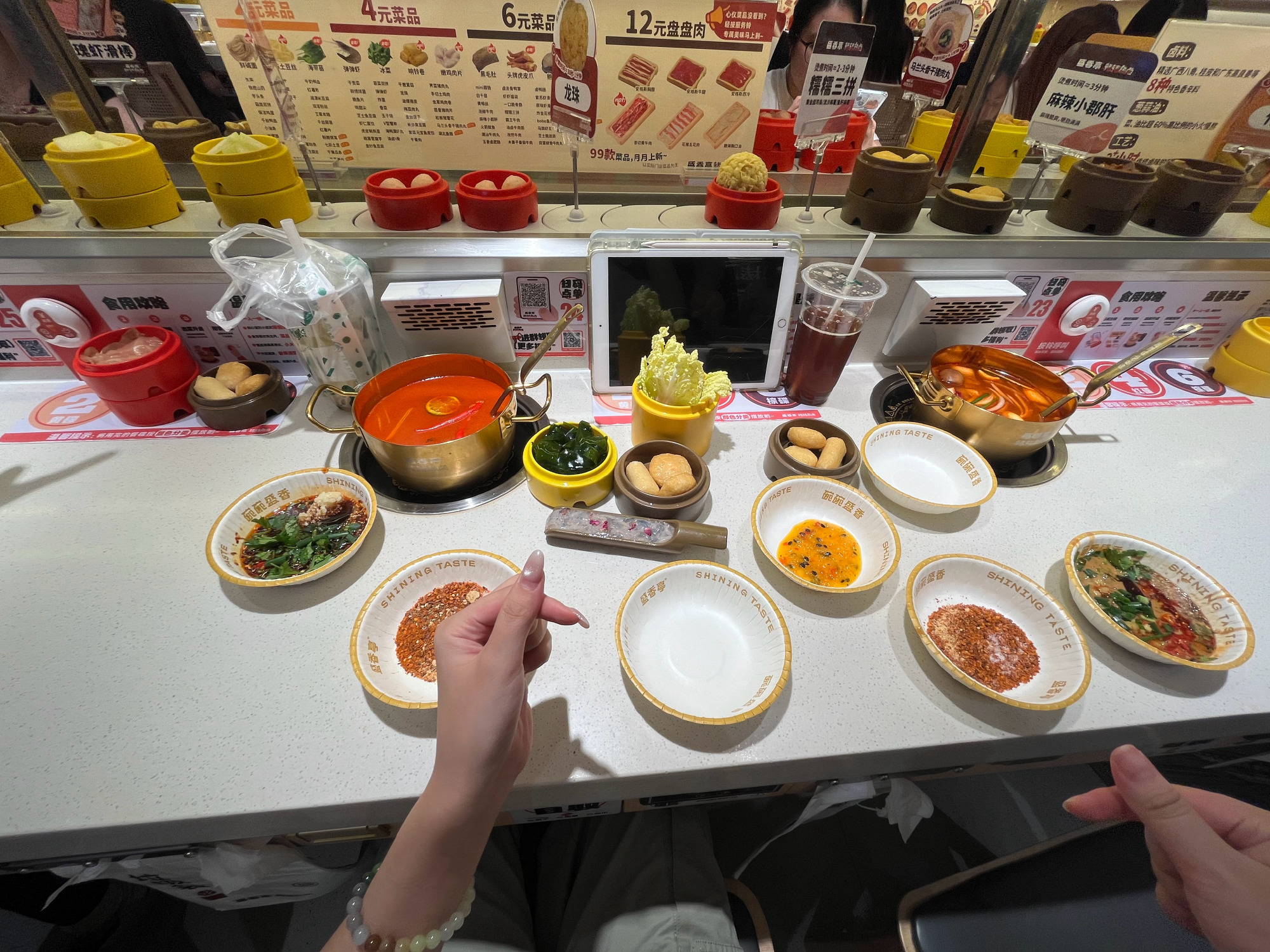 无法述说我今天有多倒霉…1.办完资料久久无法打到车 站在门口蚊子咬的包...