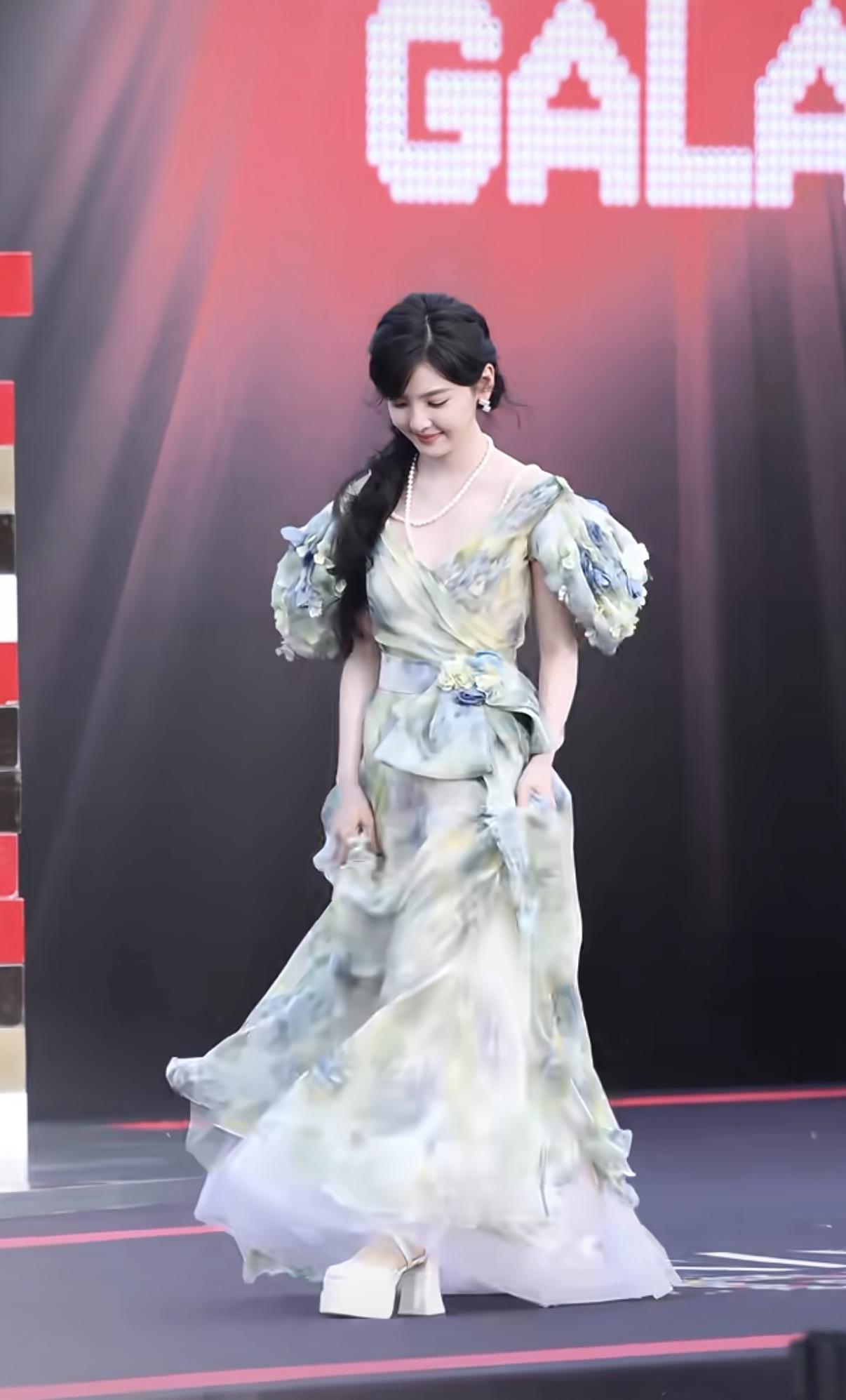 芭莎之夜章若楠这身礼服真的好看吗？感觉花仙子造型是适合她的，但是这身不好看，裙子