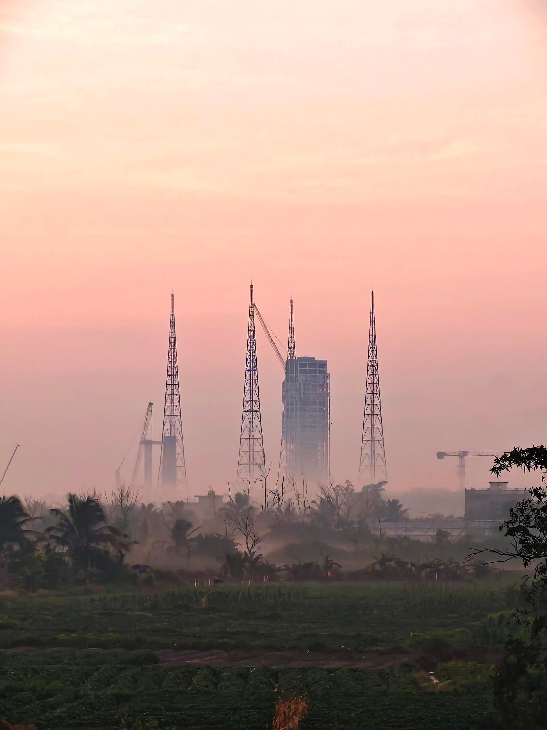 中国载人登月今日晨雾中的长征十号301工位📷:RT火箭小镇