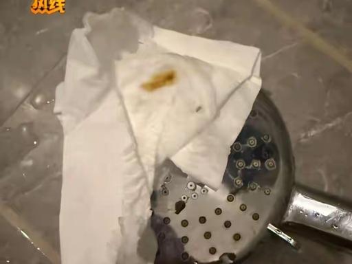 “太恶心了！”浙江一对情侣入住酒店，夜间二人轮番洗漱时，女友察觉花洒表面附着异样