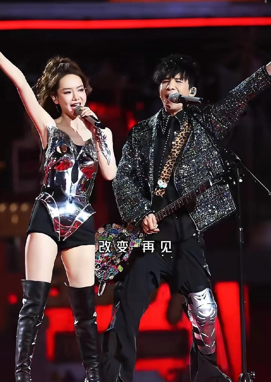 成年人的社交距离，有时只差一把吉他。戚薇和大张伟在《我们的歌》后台，用一把琴隔