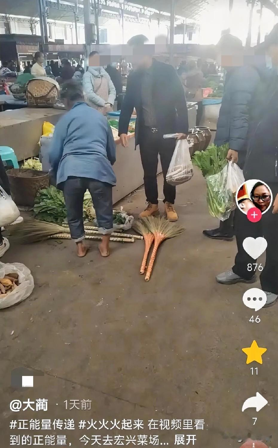 近日，云南盈江，一名女子去菜市场买菜，看到一位大妈正在卖笤帚，周围站满了顾客。这