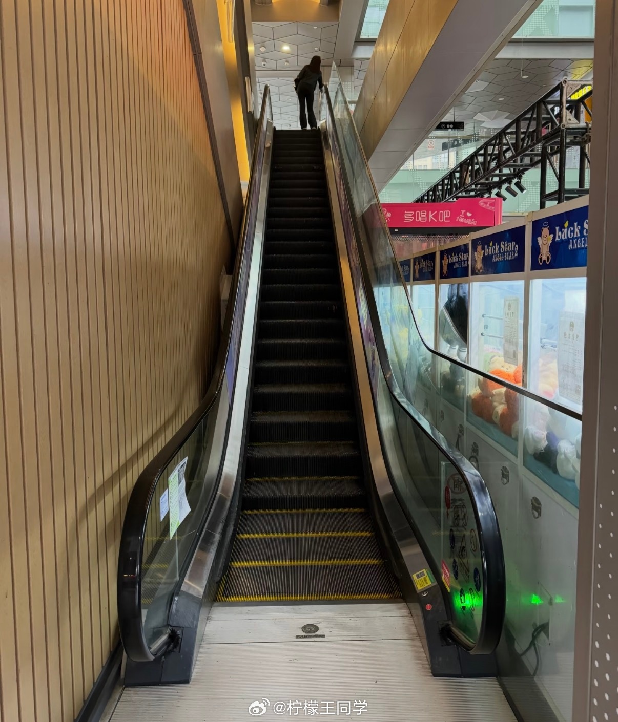 四川天府机场多名老人扶梯上逆行其实还挺费解的…扶手电梯是很明确的运行方向，怎么会