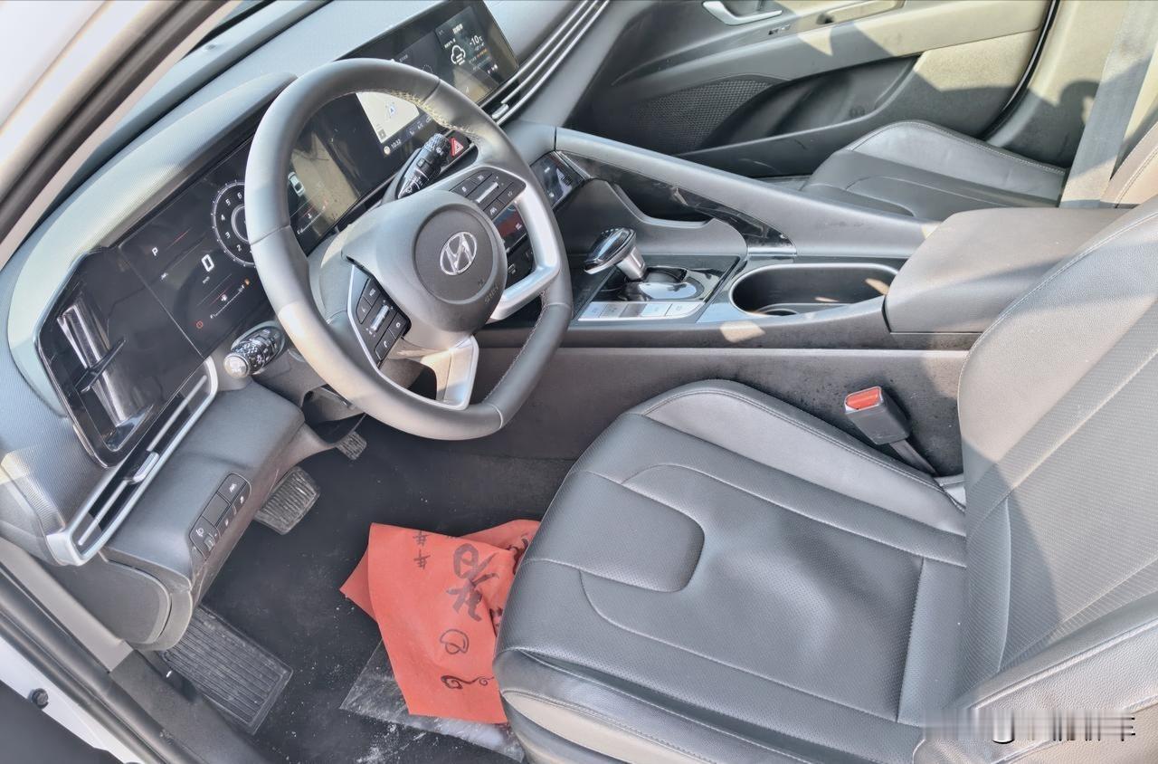 如果越是有钱人越是会省吃俭用，就算买车也不会太过头。对门的邻居家里是靠海吃饭的