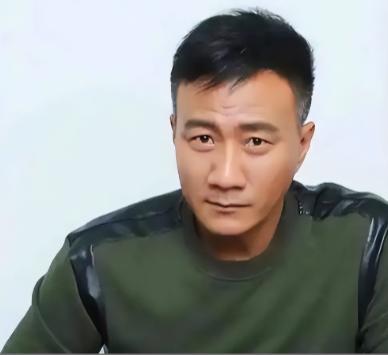 胡军说我们家数我没出息，父亲一辈子不待见我。 这个说法听着重，放进他讲过的成