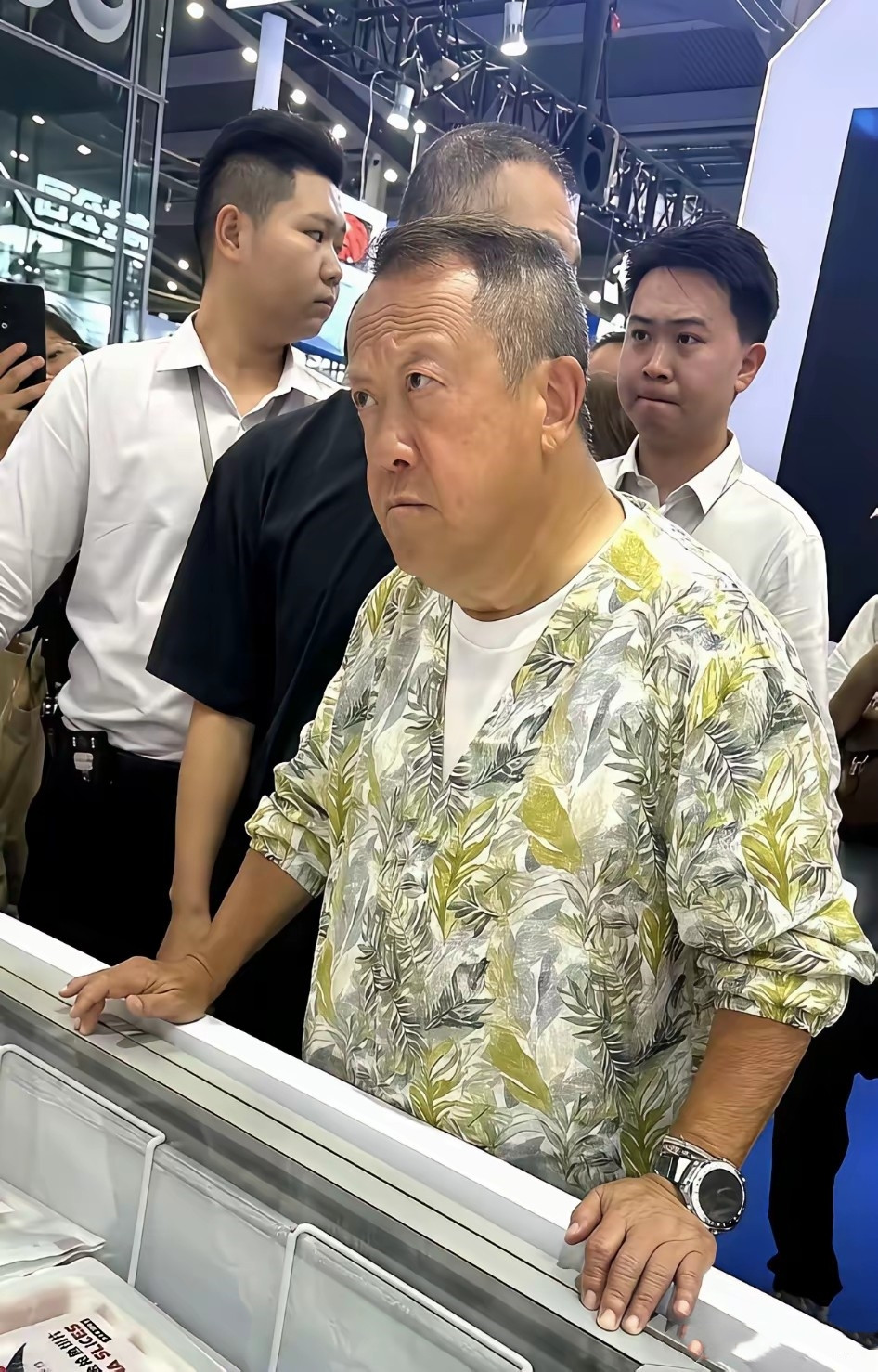 很多港星老了后都变得慈眉善目的，好像他是一个例外。