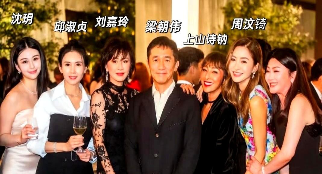 刘嘉玲在微博上晒照片，我点开一看差点吓到照片里社恐的梁朝伟在婚礼上和邱淑贞老