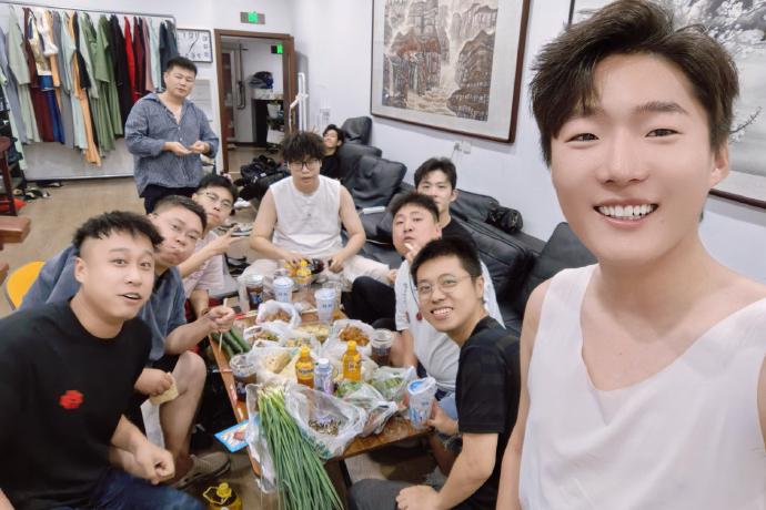 德云社十队天桥后台聚餐，合影照凌晨被晒，小专场圆满成功要安排小型庆功宴！德云社李
