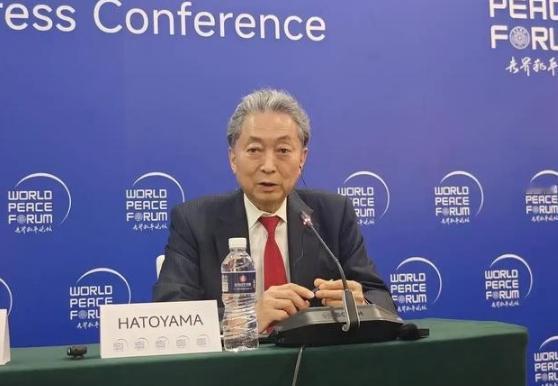 日本前首相鸠山由纪夫提出了一个新颖的观点，他认为中国的国力与美国不相上下，但如果