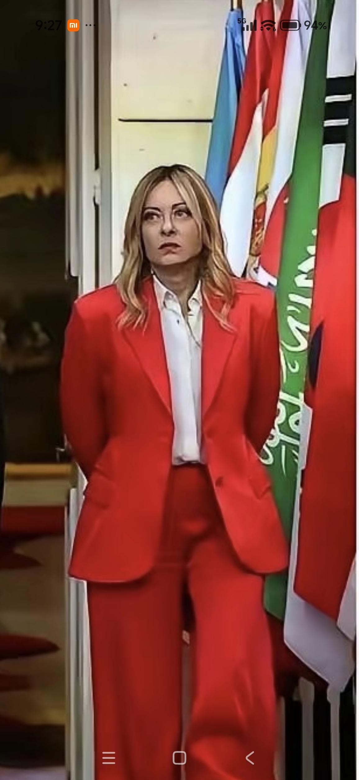 意大利小个子女总理有大能量。身材娇小的意大利女总理梅洛尼在一群身型