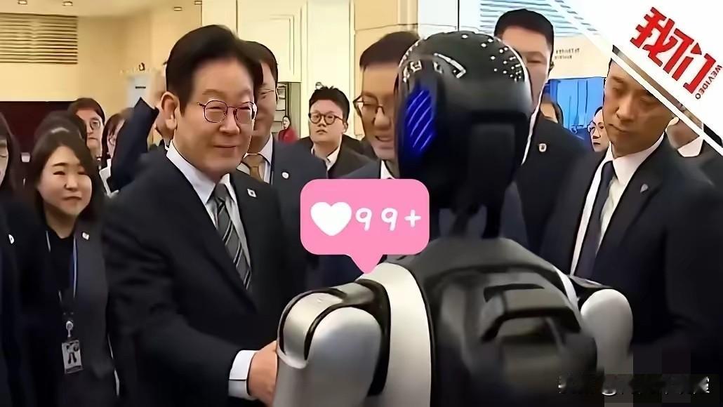 李在明从上海几乎是“逃”走的别信什么行程太忙。导火索，是他伸出手，想跟一个