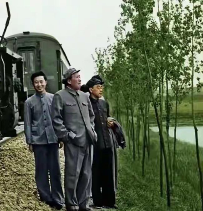 毛主席在火车旁的这张照片，还是头一回见