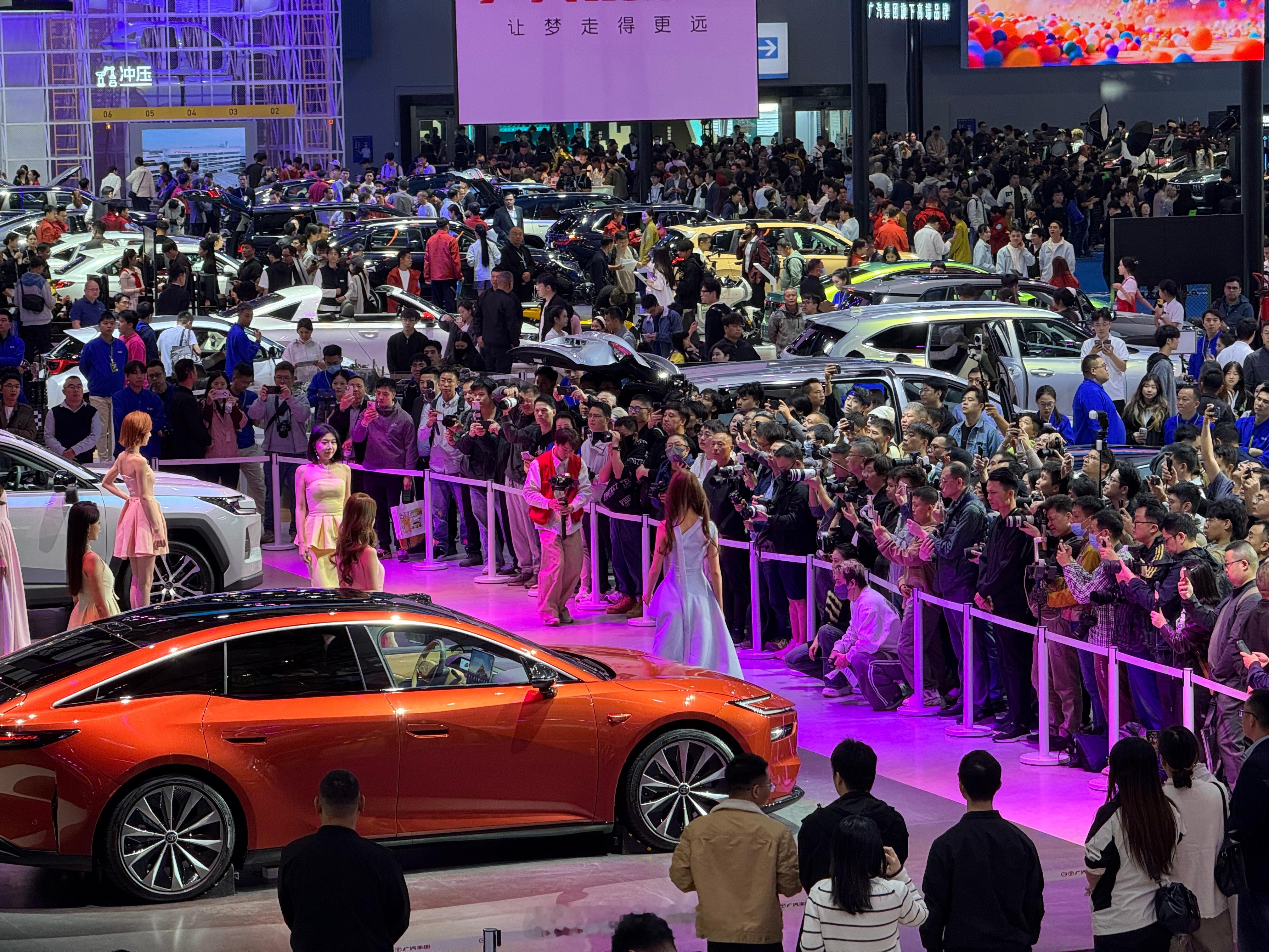 广汽丰田展台这么多人，上次已经不知道是啥时候了。这次人不少，而且是来看纯电新车的