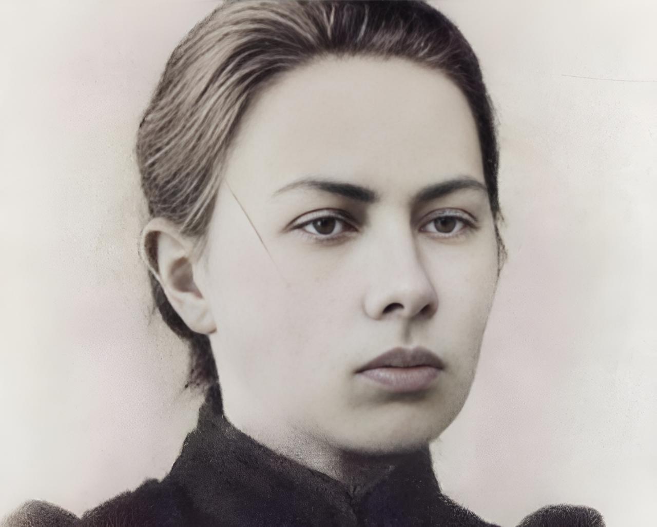 1932年，的妻子娜佳开枪自杀，斯大林得知后无动于衷，相比之下，赫鲁晓夫听后却大